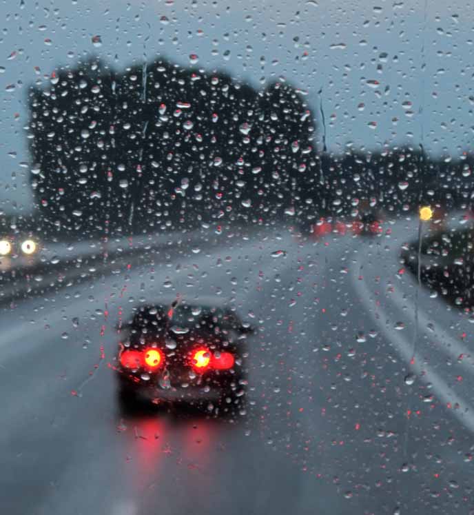 coche en la lluvia a traves de un cristal