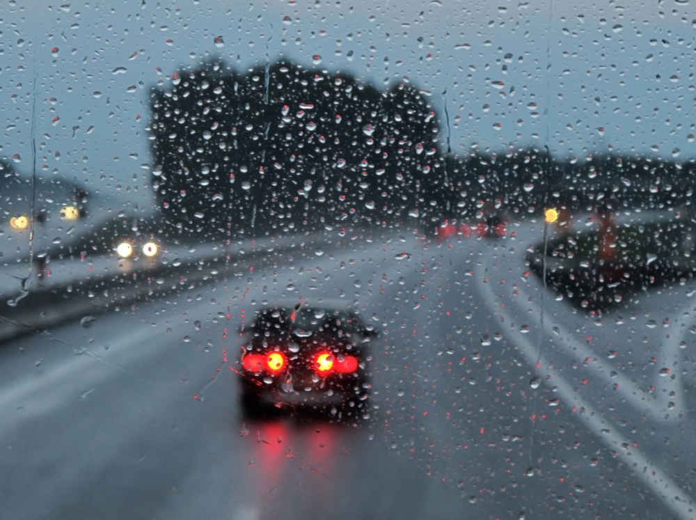 Coche en la lluvia a través de un cristal