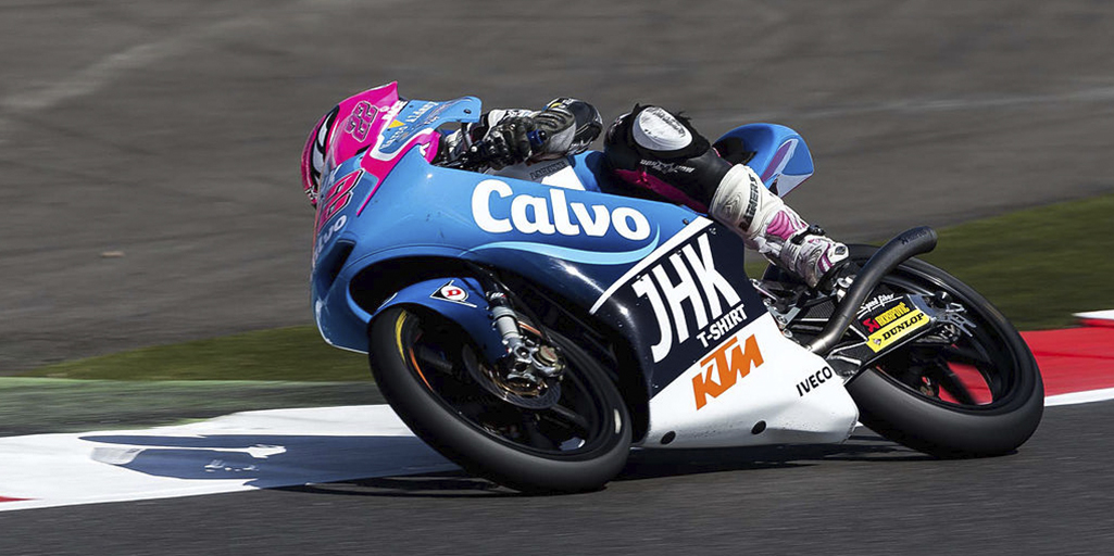 Ana Carrasco conduciendo su moto