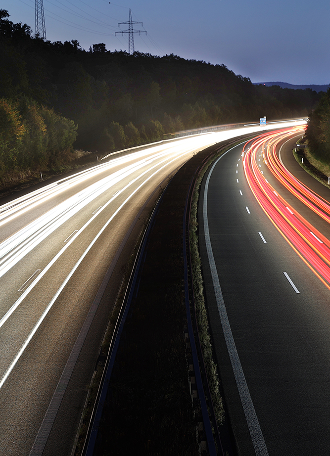 carretera de noche con líneas visibles