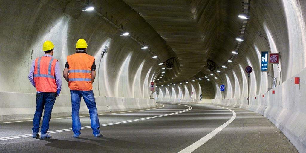 Trabajadores en un túnel