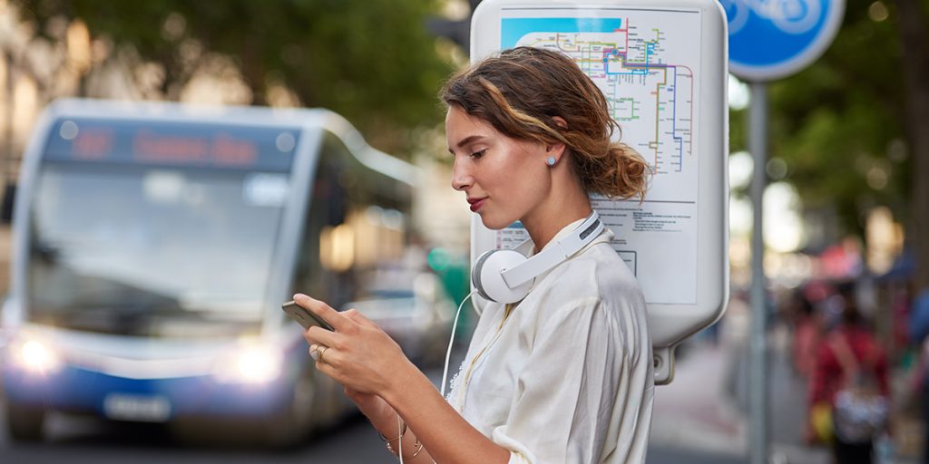 chica esperando el autobús